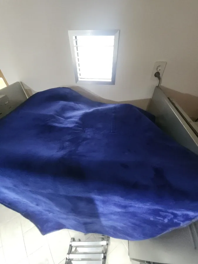 벽 상단 환기 그릴과 콘센트가 보이는 실내 세탁 공간