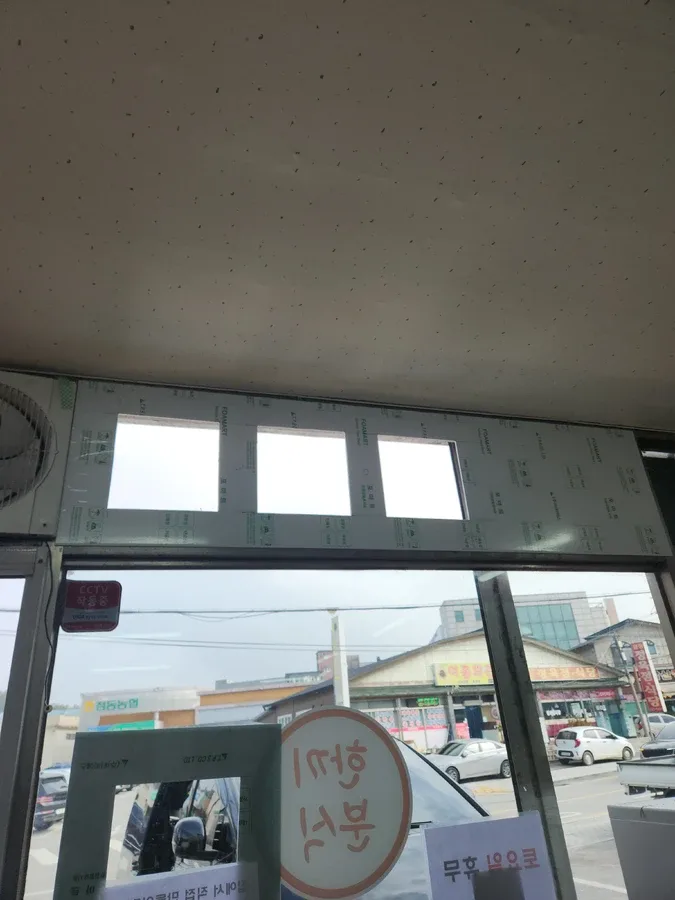 맞춤 패널에 환기구를 낸 교체 후의 출입구 상단