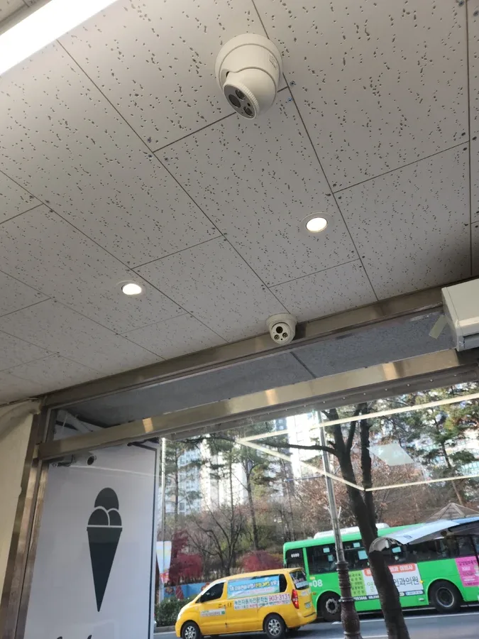매장 출입구 상단 천장 가까이에 환기구가 있는 소규모 매장
